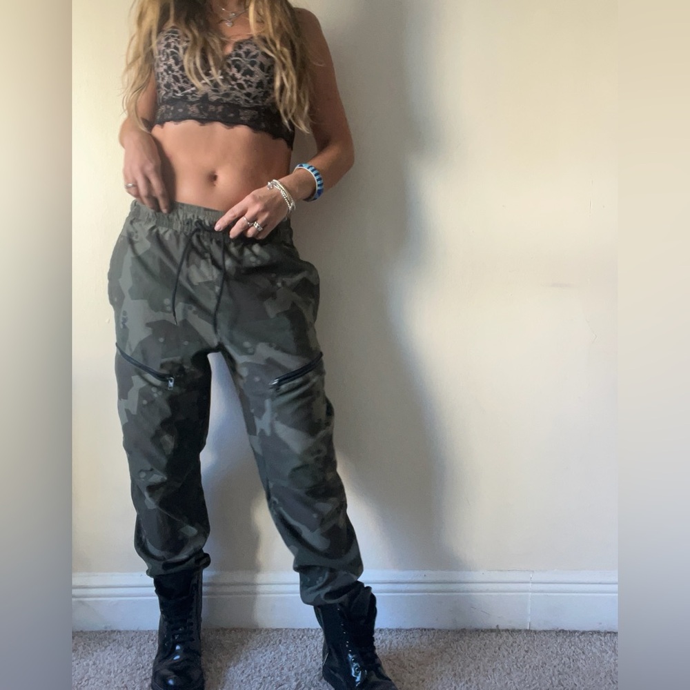 Under Armour Menβs Camo Cargo Jogger PantsππSmall ππ - Picture 4 of 12